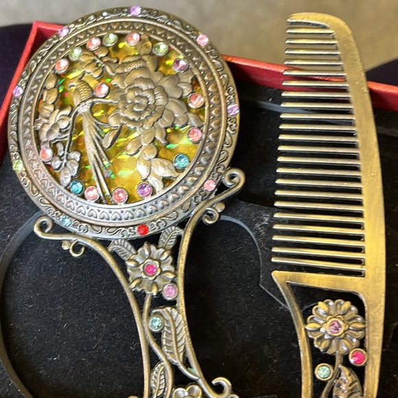 Antique Brush and Comb set - Picture 3 of 3